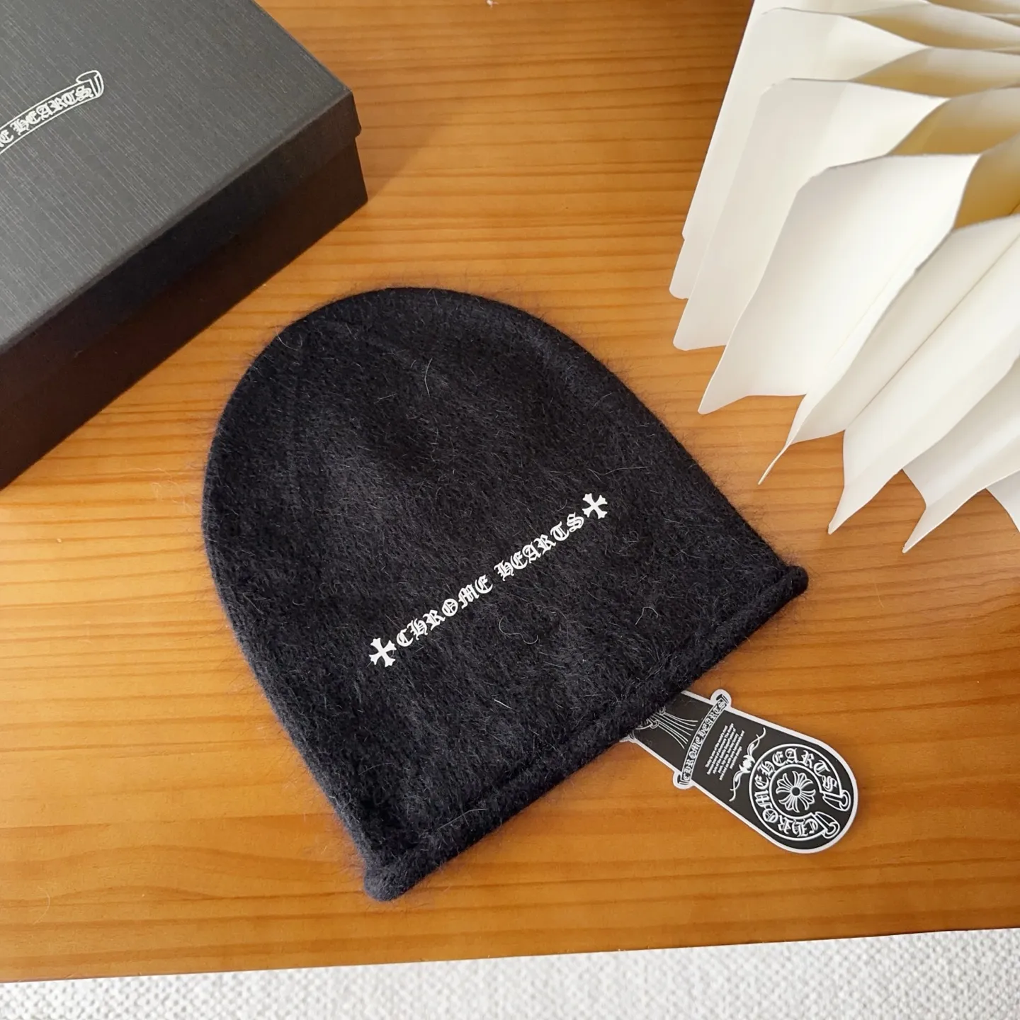 💰50 Crow Heart Autumn and Winter Wool Knitted Beanie This must be a favorite of minimalism. It is clean, neat, fashionable and versatile, and will definitely not be picky about your face shape! A fashionable classic that lasts forever! Fashionable black and white can be purchased together!